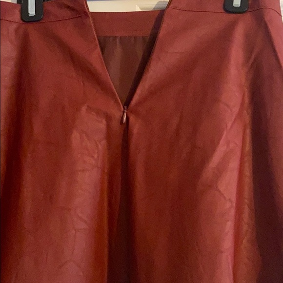 Polyester skirt - Picture 3 of 3